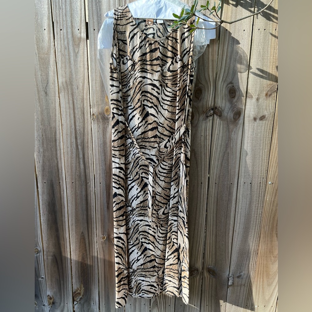 WOMEN’S PRETTY PINK ANIMAL PRINT SLEEVELESS DRESS.